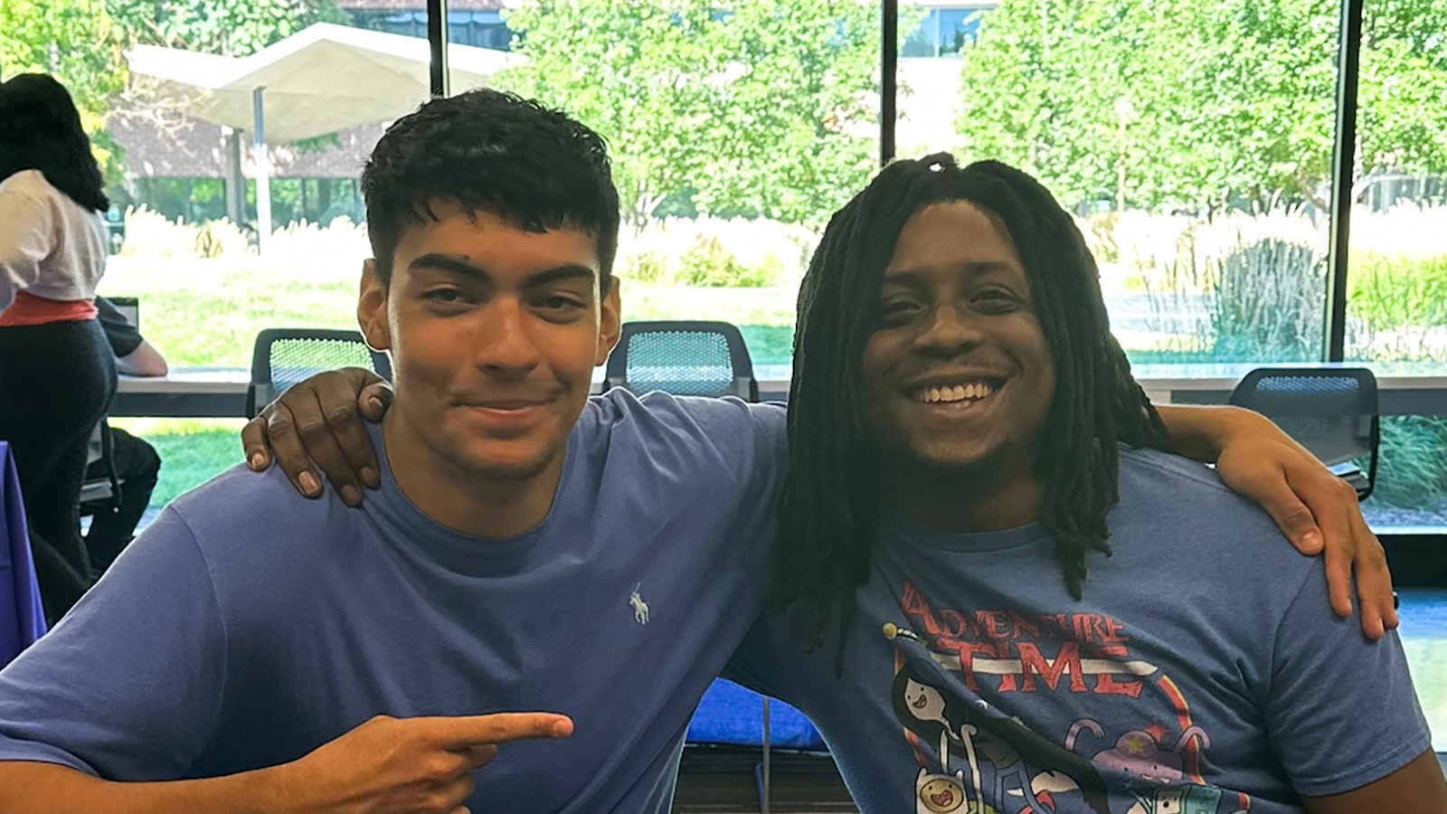 2 students at an event smiling